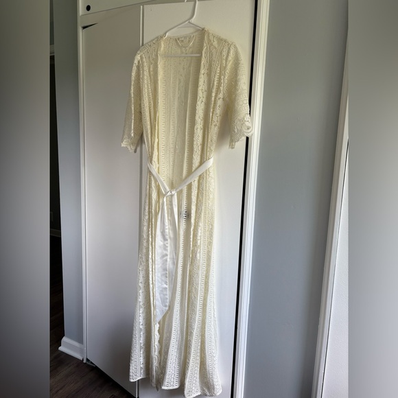 Elegant Cream Lace Robe - Picture 1 of 4